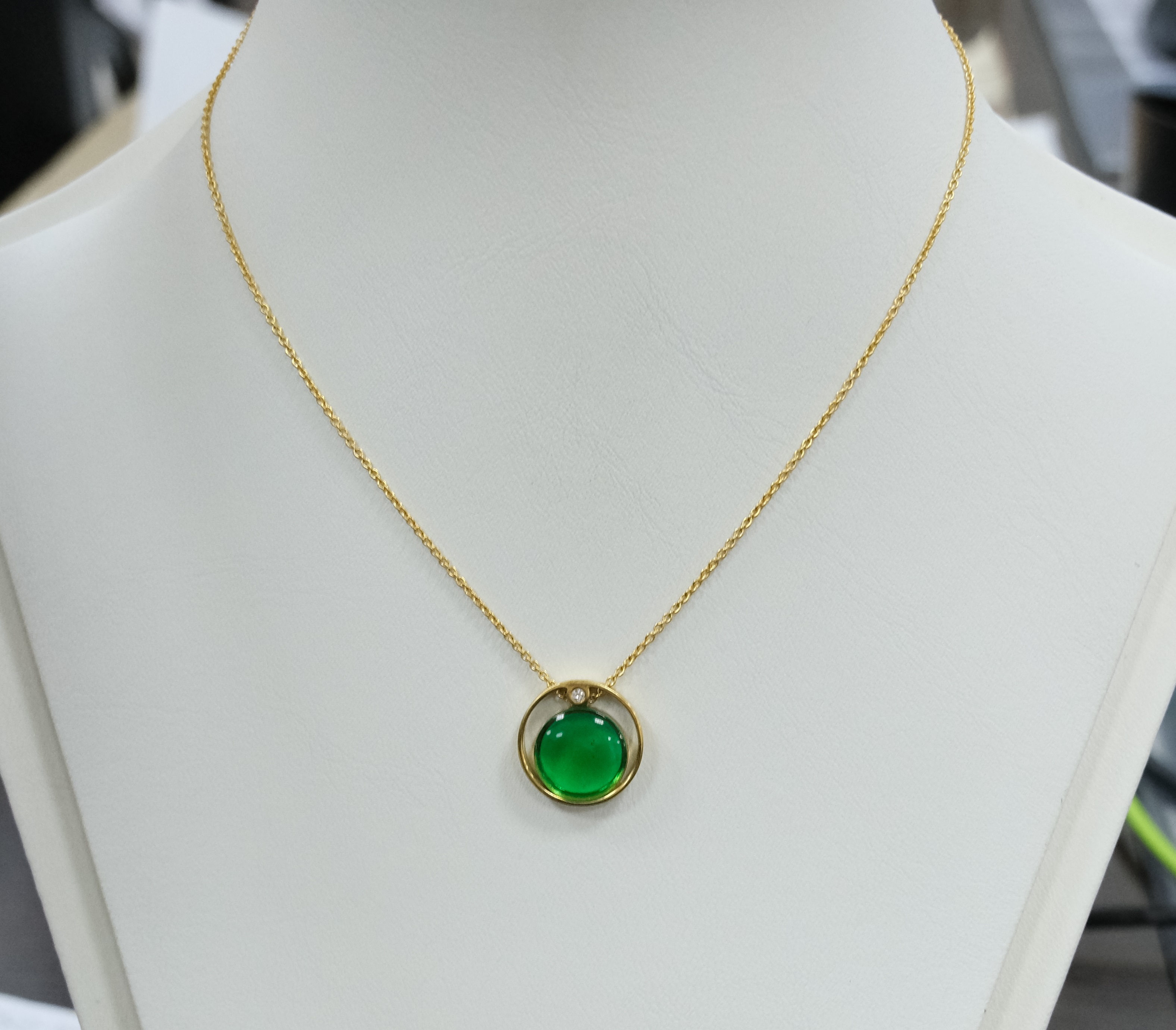 Серебряное колье с зеленым янтарем